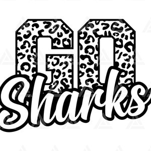 Puede incluir: Diseño gráfico en blanco y negro con un "GO" de estampado de leopardo y la palabra "Sharks" debajo.
