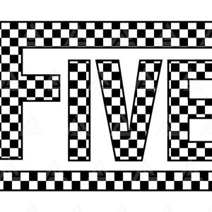 Op de afbeelding: Een grafisch ontwerp met het woord "FIVE" in vetgedrukte letters met een zwart-wit dambordpatroon. Het woord wordt omlijst door een dambordrand, wat een opvallend visueel effect creëert. Het ontwerp is eenvoudig maar opvallend.