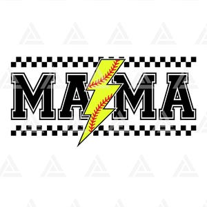 Può includere: Un design grafico bianco con la parola "MAMA" in grassetto, lettere nere con un contorno bianco. Un fulmine giallo, dettagliato con cuciture rosse come una palla da softball, sostituisce la "A". Bordi a scacchi bianchi e neri incorniciano il testo.