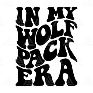 Puede incluir: Diseño gráfico en blanco y negro con el texto "In My Wolf Pack Era".