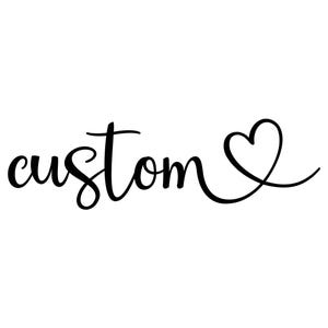 Puede incluir: Texto negro en cursiva que dice "custom" con un símbolo de corazón. La palabra y el corazón son una sola línea continua, creando un diseño simple y elegante sobre un fondo blanco.