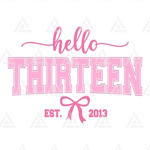 Puede incluir: Diseño gráfico rosa sobre fondo blanco con las palabras "hello THIRTEEN" en negrita, con un "hello" en cursiva arriba. Debajo, un lazo rosa y el texto "EST. 2013" están presentes.