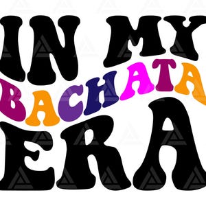 Puede incluir: Un diseño gráfico con el texto "In My Bachata Era" en estilo retro. Las palabras "Bachata" están en un arcoíris de colores, mientras que el resto del texto está en negro.