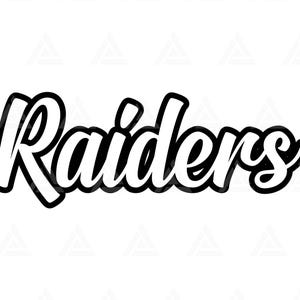Puede incluir: Logotipo de texto Raiders en blanco y negro. La palabra "Raiders" está escrita en una fuente cursiva en negrita con un contorno negro y un relleno blanco. El fondo es blanco liso.