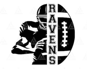 Puede incluir: Silueta en blanco y negro de un jugador de fútbol americano con un balón de fútbol en sus manos, junto a un balón de fútbol con la palabra "RAVENS" escrita verticalmente en él.