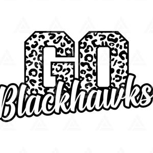 Może przedstawiać: Czarno-biały projekt graficzny z tekstem "GO Blackhawks" pogrubioną czcionką. "GO" jest w wzorze lamparta.
