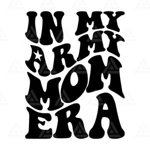 Op de afbeelding: Zwart-wit grafisch ontwerp met de tekst "In My Army Mom Era" in een retro, psychedelisch lettertype.