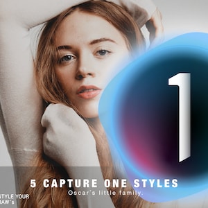 Può includere: Una donna con lunghi capelli biondi sta posando per una foto. Indossa un maglione bianco e ha il braccio alzato sopra la testa. Lo sfondo è grigio chiaro. L'immagine ha un cerchio sfumato blu e viola con il numero 1 in testo bianco. Il testo sotto il cerchio dice "5 Capture One Styles Oscar's little family."