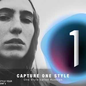 Puede incluir: Retrato en blanco y negro de una persona con capucha. Un gráfico azul y blanco con el número 1 a la derecha. El texto dice "CAPTURE ONE STYLE" y "One Style called Rudolph".