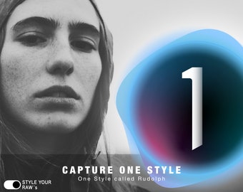 Puede incluir: Retrato en blanco y negro de una persona con capucha. Un gráfico azul y blanco con el número 1 a la derecha. El texto dice "CAPTURE ONE STYLE" y "One Style called Rudolph".