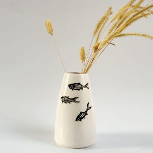 Black Fish Vase – Handmade Ceramic Vazo – Ocean-Inspired Pottery Decor – Artistic Fish Design Vase – Monochrome Home Decor