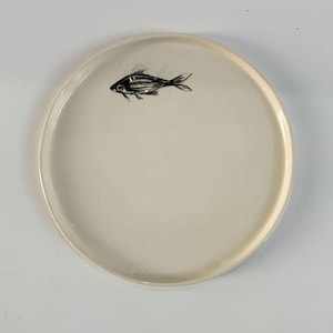 Schwarzer Fisch Teller – Handgemachter Keramik Tabak – Künstlerischer Ozean-inspirierter Teller – Monochromer Keramikteller – Küstendekor