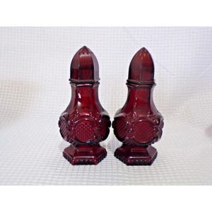 Avon Cape Cod 1876 Rubinrotes Glassalz & Pfefferkolonial Geschirr