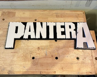 Letrero con el logotipo de Pantera