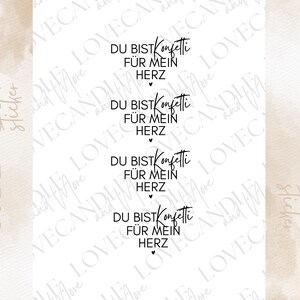 Può includere: Quattro fogli di adesivi bianchi con il testo "RUB-ON Sticker" sul lato sinistro e il testo "DU BIST Konfetti FÜR MEIN HERZ" ripetuto quattro volte sul lato destro. Il testo è nero e lo sfondo è bianco.