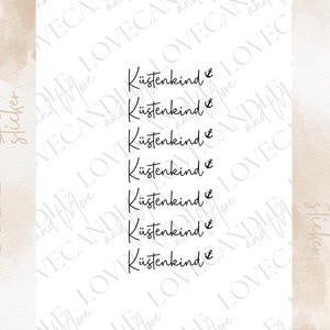 Peut inclure: Plusieurs inscriptions "Küstenkind" en écriture manuscrite avec une ancre, sur fond blanc. Les mots "RUB-ON sticker" sont imprimés verticalement sur les côtés gauche et droit. Le fond présente un effet aquarelle beige.
