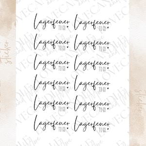 Puede incluir: Ocho pegatinas de frotar en blanco y negro con el texto "Lagerfener to go" repetido en cada pegatina.