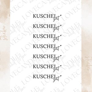 Könnte beinhalten: Weißes Rubbel-Sticker-Blatt mit dem deutschen Text "Kuschel Zeit" in schwarzer Schrift, mehrfach wiederholt. Ein kleines Herz folgt dem Wort "Zeit". Die Worte "RUB-ON sticker" sind vertikal gedruckt.