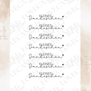 Puede incluir: Cinco pegatinas de frotar en blanco y negro con el texto "KLEINES Dankeschön" y un pequeño símbolo de corazón.