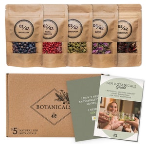 Peut inclure: Un ensemble de cinq sachets en papier brun contenant des ingrédients naturels pour gin. Chaque sachet est étiqueté avec un numéro, le nom de l'ingrédient et une petite illustration de celui-ci. Les sachets sont disposés en rangée sur une boîte en carton brun avec le texte "BOTANICALS 42" imprimé dessus. Une petite carte avec le texte "GIN BOTANICALS Guide" est posée sur la boîte.