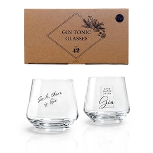 Gin Tonic Gläser - 2er Geschenkset mit typischen Gin Sprüchen | 400 ml | Geeignet für große Eiswürfel | Geschenkidee für Frauen und Männer