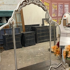 Sold! Do not purchase! Free Shipping anywhere in the US! Set of 2 Chest of Drawers/Vanity and Mirror