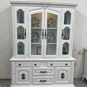 Sold! Do not purchase ! White China cabinet/Buffet/Dining/ Dining/Kitchen/Credenza/ coffee bar