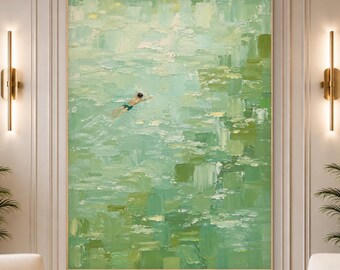 Pintura minimalista do oceano, arte abstrata de parede com tema marítimo, obra de arte com nadador, decoração costeira verde, arte moderna para casa de praia.