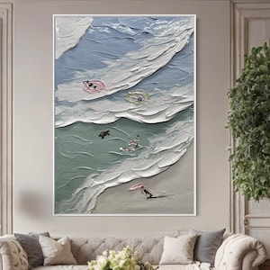Puede incluir: Una pintura que representa una escena de playa con olas blancas, cielo azul y agua verde. Hay personas flotando en flotadores, una tortuga nadando y un flamenco rosa en la arena.