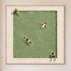 Peut inclure: Une œuvre d'art murale carrée représentant une piscine verte texturée avec quatre personnages. Une personne assise au bord porte un chapeau, une nage, une flotte sur le dos et une se repose sur le côté. L'œuvre possède une bordure blanche.