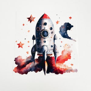 Könnte beinhalten: Eine Aquarell-Illustration einer Rakete, die ins All abhebt. Die Rakete ist silberfarben mit einer roten Spitze und von roten, orangefarbenen und violetten Wolken umgeben. Im Hintergrund sind Sterne zu sehen.