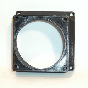 Puede incluir: Un soporte de ventilador de plástico negro con cuatro agujeros para tornillos. El soporte está diseñado para sujetar un ventilador de 40 mm. Se incluyen ocho tornillos negros.