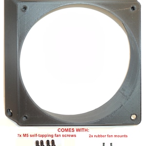 Könnte beinhalten: Schwarzer quadratischer Lüfterhalter mit kreisförmiger Öffnung. Die Halterung hat mehrere Schraubenlöcher und wird mit sieben selbstschneidenden M5-Lüfterschrauben und zwei Gummi-Lüfterhalterungen geliefert. Der Text "COMES WITH:" ist sichtbar.