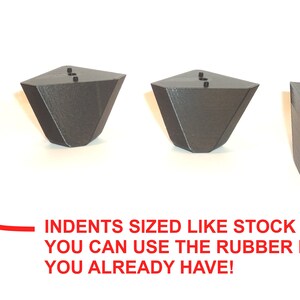 Puede incluir: Cuatro patas de muebles de pl&aacute;stico negro con hendiduras en la parte inferior. El texto "INDENTS SIZED LIKE STOCK SO YOU CAN USE THE RUBBER PADS YOU ALREADY HAVE!" est&aacute; escrito debajo de las patas.