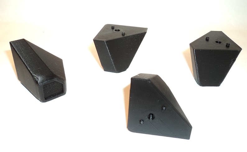 Puede incluir: Cuatro soportes de esquina de pl&aacute;stico negro con agujeros para tornillos. Los soportes est&aacute;n dise&ntilde;ados para ser utilizados como patas de muebles.