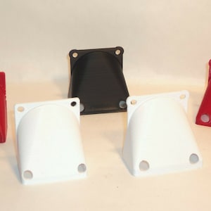 Puede incluir: Cuatro cubiertas de ventilador impresas en 3D en diferentes colores: rojo, negro, blanco y blanco. Las cubiertas son cuadradas con una abertura redondeada y dos agujeros a cada lado.
