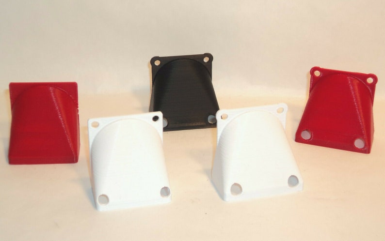 Puede incluir: Cuatro cubiertas de ventilador impresas en 3D en diferentes colores: rojo, negro, blanco y blanco. Las cubiertas son cuadradas con una abertura redondeada y dos agujeros a cada lado.