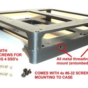 Puede incluir: Un soporte de montaje SSD gris oscuro con un diseño de marco rectangular. El soporte incluye orificios de montaje y viene con tornillos para fijar SSD y montar en una carcasa. El texto indica que incluye 16 tornillos M3 y 4 tornillos #6-32.