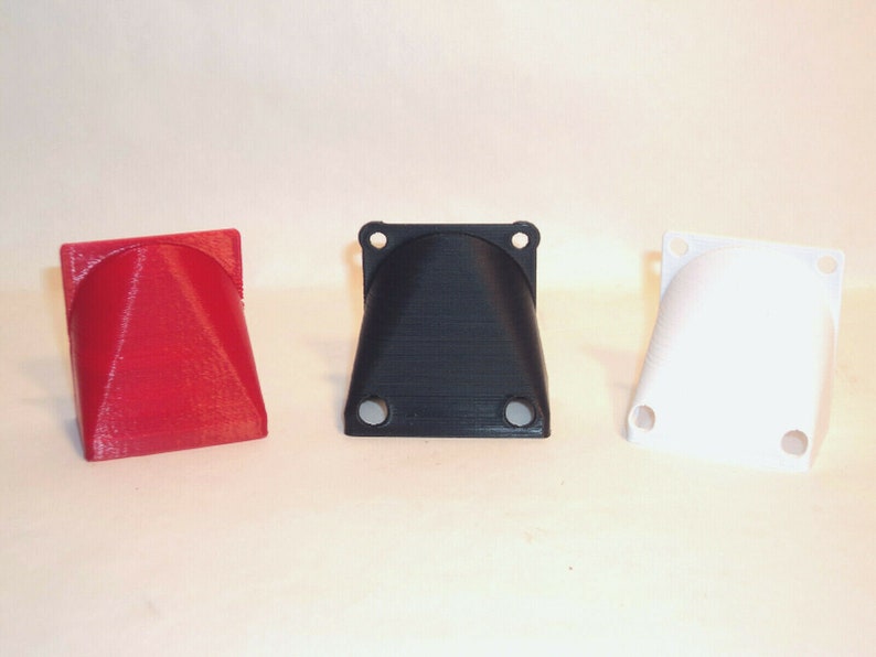 Puede incluir: Tres carcasas de ventilador de pl&aacute;stico impresas en 3D en rojo, negro y blanco.