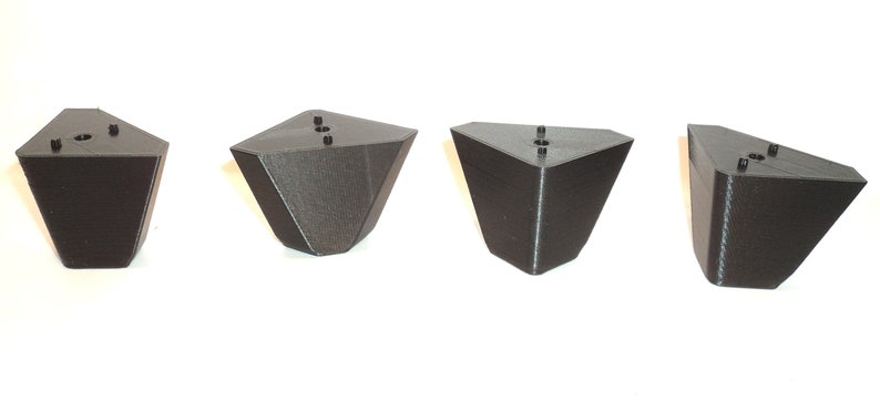 Puede incluir: Cuatro patas de muebles triangulares negras con un agujero para tornillo en la parte superior central de cada pata.