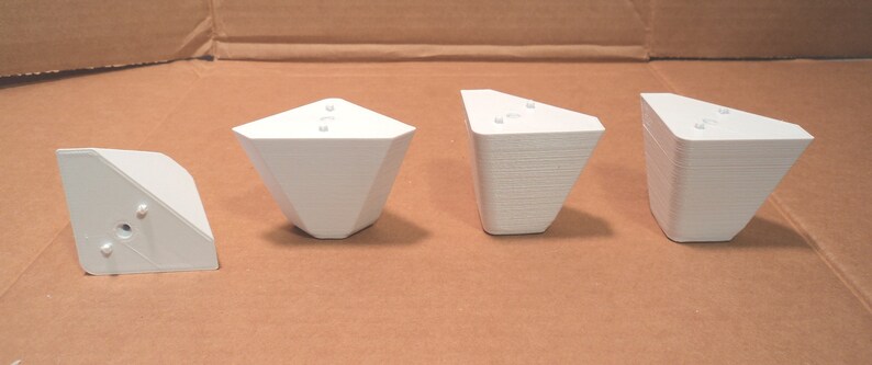 Puede incluir: Cuatro soportes de esquina de pl&aacute;stico blanco para muebles. Los soportes son de forma triangular y tienen tres agujeros para tornillos en cada lado.