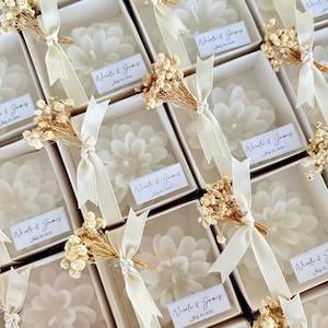 Lembrancinhas de casamento com velas de flores, lembrancinhas de velas para convidados em dias especiais, lembrancinhas de velas em massa, lembrancinhas para chá de panela, lembrancinhas para festa de 15 anos