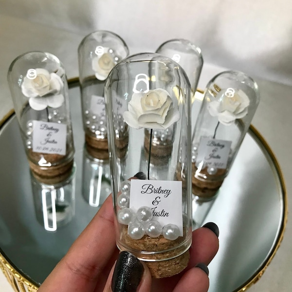 Spersonalizowany upominek ślubny w kształcie zaczarowanej róży w szklanej kopule – Upominki z motywem Pięknej i Bestii