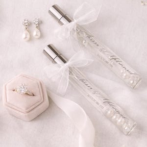 Op de afbeelding: Een set van drie keramische mokken met een gespikkelde, matte afwerking. De mokken zijn in de kleuren crème, lichtgrijs en donkergrijs. Elke mok heeft een eenvoudig, minimalistisch ontwerp en een afgeronde handgreep.