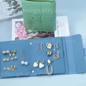 Libro de pendientes con diseño de flor de nacimiento personalizado, libro para guardar pendientes, joyero de viaje, organizador de pendientes, regalo para dama de honor, regalo de cumpleaños para ella, para mamá.