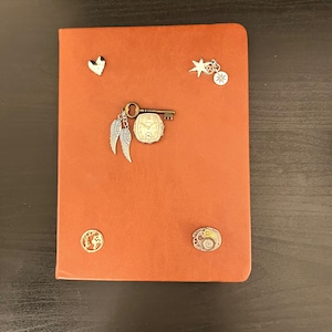 La rivista Artistic Journal presenta il quadrante di un orologio Parker d'epoca con carta a quadretti.