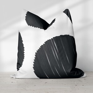 Gedurfd zwart aquarelkussen met grote deeltjes stippen