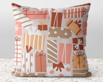 Copricuscino quadrato rosa e rosso con scritta "Boho Happy Holidays" per regali di Natale