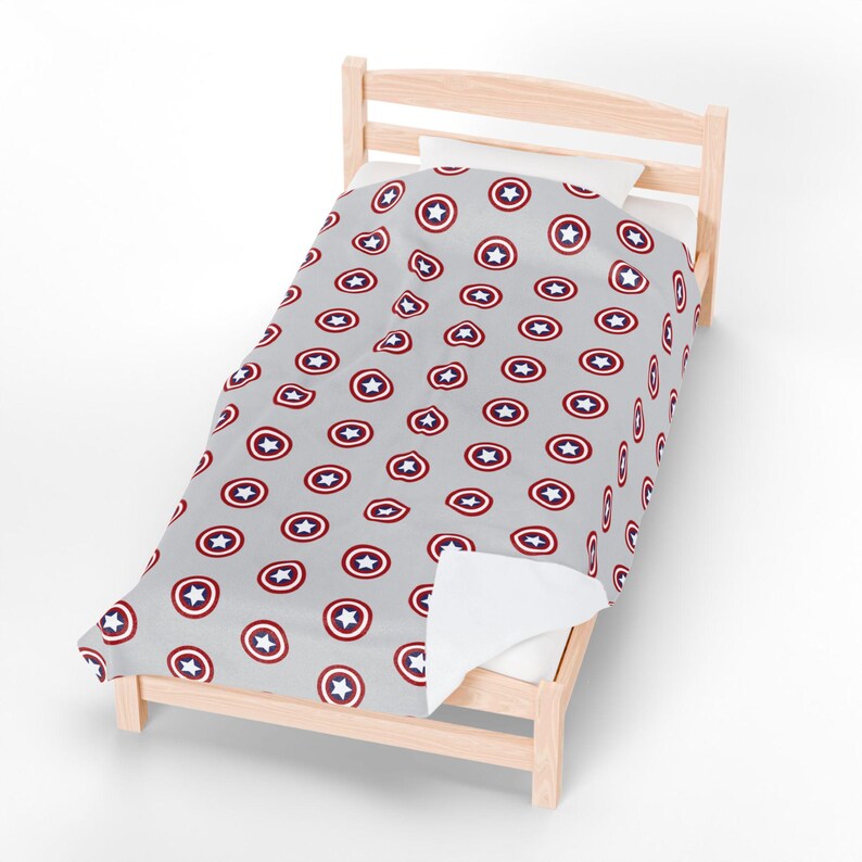 Superhero Movie Night Essential: Captain America Plush Blanket for Boys' Cozy Bedroom image 9
