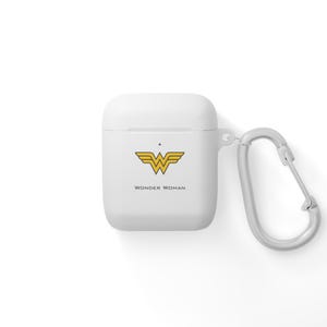 Könnte beinhalten: Weißes Schutzetui für kabellose Ohrhörer mit dem Wonder Woman-Logo in Gold und dem Text "WONDER WOMAN" in Schwarz. Inklusive silbernem Karabinerhaken zur einfachen Befestigung.